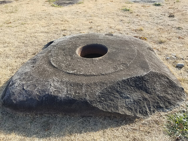 甲斐国分寺跡の塔跡の穴もクッキリ