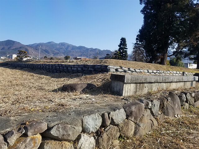 甲斐国分寺跡の築地塀と見られる石垣