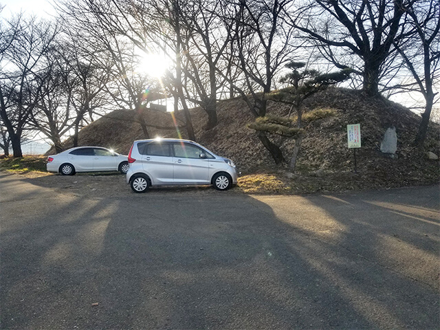 小山城跡の虎口前の駐車スペース